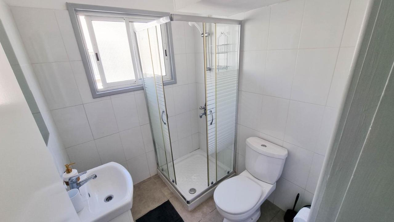 Modern Retreat: 2Br Stylish Apt With Comfy Rooms! Smart Tv With 200Mbps Internet Larnaca Buitenkant foto